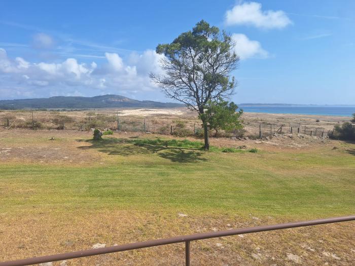 Se vende casa con amplia parcela en Corrubedo
